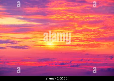 Sonnenuntergang in roten und blauen Farben Stockfoto
