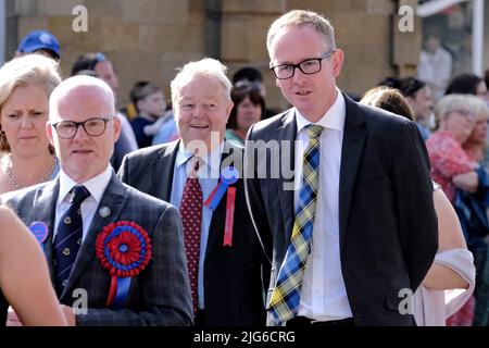 Jedburgh, Großbritannien. , . Der lokale Abgeordnete John Lamont (rechts) trägt eine MyNamesDoddie MND-Krawatte, gesehen bei der Gästesparade beim Jethart CallantÕs Festival. John Lamont (geboren am 15. April 1976) ist ein Politiker und Anwalt der schottischen Konservativen Partei, der seit 2017 im britischen Unterhaus als Abgeordneter für Berwickshire, Roxburgh und Selkirk tätig ist. Lamont war zuvor Mitglied des schottischen Parlaments (MSP) für Roxburgh und Berwickshire, später Ettrick, Roxburgh und Berwickshire nach Grenzänderungen von 2007 bis 2017. ( Kredit: Rob Gray/Alamy Live News Stockfoto