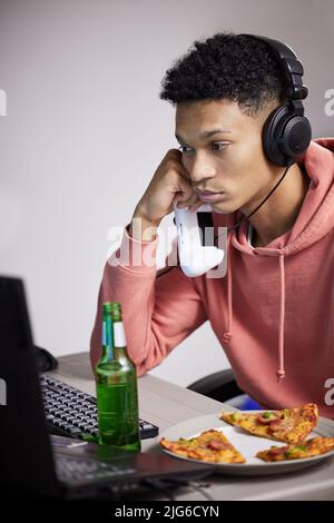 Spiel wieder. Aufnahme eines jungen Mannes, der aufgeregt aussieht, während er zu Hause Videospiele spielt. Stockfoto