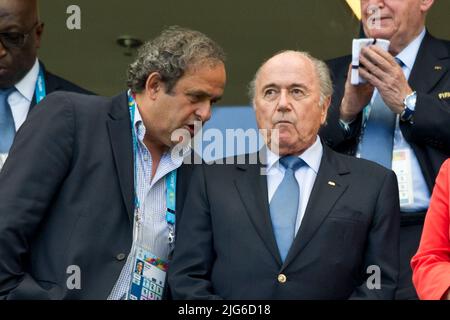 ARCHIVFOTO; Freispruch für Sepp Blatter und Michael Platini im Prozess wegen zweifelhafter Zahlung von Millionen. UEFA-Präsident Michel PLATINI, links, und FIFA-Präsident Joseph Sepp BLATTER auf der Tribüne, Deutschland (GER) - Portugal (POR) 4:0, Vorrunde Gruppe G, am 06/16/2014 in Salvador Fußball-Weltmeisterschaft 2014 in Brasilien vom 06/12. - 07/13/2014. Stockfoto