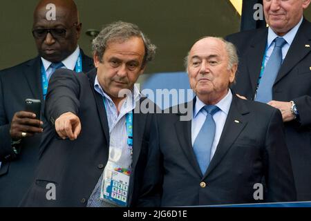 ARCHIVFOTO; Freispruch für Sepp Blatter und Michael Platini im Prozess wegen zweifelhafter Zahlung von Millionen. UEFA-Präsident Michel PLATINI, links, und FIFA-Präsident Joseph Sepp BLATTER auf der Tribüne, Deutschland (GER) - Portugal (POR) 4:0, Vorrunde Gruppe G, am 06/16/2014 in Salvador Fußball-Weltmeisterschaft 2014 in Brasilien vom 06/12. - 07/13/2014. Stockfoto