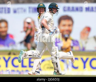 Galle, Sri Lanka. 8.. Juli 2022. Die australischen Batsmen Marnus Labuschagne (R) und Steve Smith laufen während des 1.-tägigen Test-Cricket-Spiels 2. zwischen Sri Lanka und Australien am 8.. Juli 2022 im Galle International Cricket Stadium in Galle zwischen den Wickets. Viraj Kothalwala/Alamy Live News Stockfoto