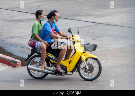 SAMUT PRAKAN, THAILAND, 28 2022. MÄRZ, das Paar fährt auf dem Motorrad auf der Straße. Stockfoto