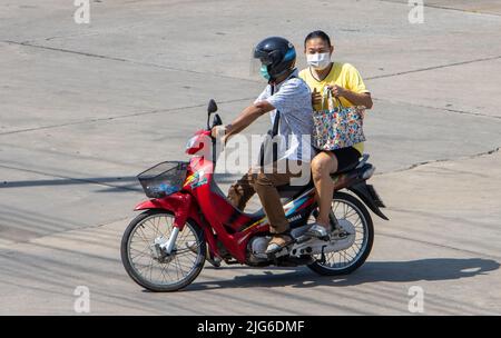 SAMUT PRAKAN, THAILAND, 28 2022. MÄRZ, das Paar fährt auf dem Motorrad auf der Straße. Stockfoto