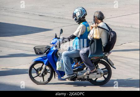 SAMUT PRAKAN, THAILAND, 28 2022. MÄRZ, Ein Taxifahrer auf einem Motorrad fährt mit einem Mann. Stockfoto