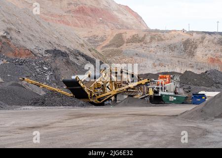 Maschinen zum Bewegen und Verladen von recyceltem Asphaltbeton in einer Asphaltchargenanlage in Utah. Stockfoto