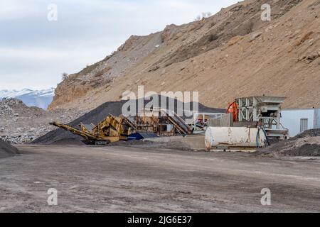 Maschinen zum Bewegen und Verladen von recyceltem Asphaltbeton in einer Asphaltchargenanlage in Utah. Stockfoto