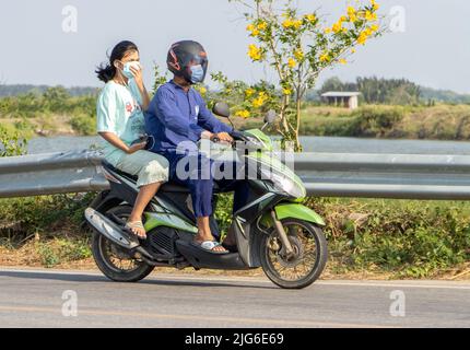 SAMUT PRAKAN, THAILAND, APR 14 2022, das Paar fährt auf dem Motorrad auf der Landstraße Stockfoto