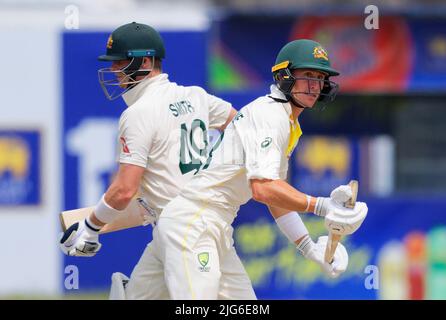 Galle, Sri Lanka. 8.. Juli 2022. Die australischen Batsmen Marnus Labuschagne (R) und Steve Smith laufen während des 1.-tägigen Test-Cricket-Spiels 2. zwischen Sri Lanka und Australien am 8.. Juli 2022 im Galle International Cricket Stadium in Galle zwischen den Wickets. Viraj Kothalwala/Alamy Live News Stockfoto