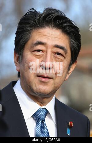 Aktenfoto vom 28/02/15 des damaligen japanischen Premierministers Shinzo Abe, der mit dem Herzog von Cambridge den Smile Kid's Park in Koriyama, Japan, besucht (nicht abgebildet). Japans ehemaliger Premierminister Shinzo Abe ist gestorben, nachdem er während einer Wahlkampfrede im Westen Japans angeschossen wurde. Ausgabedatum: Freitag, 8. Juli 2022. Stockfoto