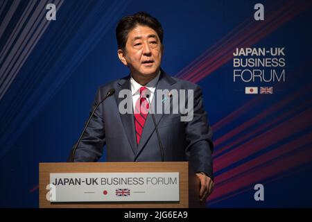 Datei-Foto vom 31/08/17 des damaligen japanischen Premierministers Shinzo Abe bei einer Rede während eines Wirtschaftsforums in Tokio. Japans ehemaliger Premierminister Shinzo Abe ist gestorben, nachdem er während einer Wahlkampfrede im Westen Japans angeschossen wurde. Ausgabedatum: Freitag, 8. Juli 2022. Stockfoto