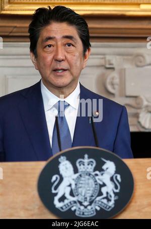 Datei-Foto vom 28/04/17 des damaligen Ministerpräsidenten von Japan, Shinzo Abe, während einer gemeinsamen Pressekonferenz mit der damaligen Premierministerin Theresa May nach ihrem Treffen in Chequers. Japans ehemaliger Premierminister Shinzo Abe ist gestorben, nachdem er während einer Wahlkampfrede im Westen Japans angeschossen wurde. Ausgabedatum: Freitag, 8. Juli 2022. Stockfoto