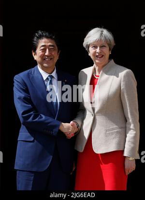 File Photo vom 28/04/17 der damaligen Premierministerin Theresa May, die den damaligen Premierminister von Japan Shinzo Abe vor den Gesprächen in ihrem Landsitz Chequers begrüßte. Japans ehemaliger Premierminister Shinzo Abe ist gestorben, nachdem er während einer Wahlkampfrede im Westen Japans angeschossen wurde. Ausgabedatum: Freitag, 8. Juli 2022. Stockfoto
