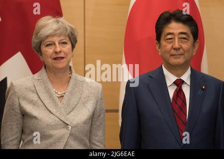 Aktenfoto vom 01/09/17 des Treffens der damaligen Premierministerin Theresa May und ihres japanischen Amtskollegen Shinzo Abe mit dem Nationalen Sicherheitsrat Japans im Büro des Premierministers in Tokio. Japans ehemaliger Premierminister Shinzo Abe ist gestorben, nachdem er während einer Wahlkampfrede im Westen Japans angeschossen wurde. Ausgabedatum: Freitag, 8. Juli 2022. Stockfoto