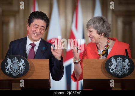 File Photo vom 10/01/19 der damaligen Premierministerin Theresa May mit dem damaligen japanischen Premierminister Shinzo Abe während einer Pressekonferenz in 10 Downing Street, London, nach einem bilateralen Treffen. Japans ehemaliger Premierminister Shinzo Abe ist gestorben, nachdem er während einer Wahlkampfrede im Westen Japans angeschossen wurde. Ausgabedatum: Freitag, 8. Juli 2022. Stockfoto