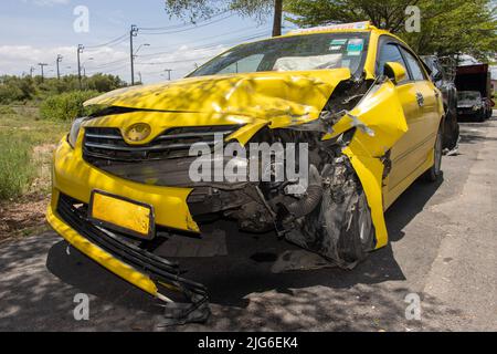 Auf der Straße steht ein durch einen Unfall beschädigter Taxiwagen Stockfoto