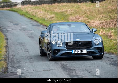 Ein Bentley Continental GT V8 im Bild über dem Rhymney Valley in South East Wales, Großbritannien 4 Liter V8 542 BHP Höchstgeschwindigkeit 198 mph 0-60 mph 3,9 s Stockfoto