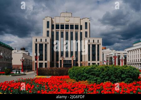 Kasan, Russland. 2022, Mai 15. Das Gebäude des Staatsrates der Republik Tatarstan und des Ministerkabinetts der Republik Tatarstan. Das Hauptgebäude der Regierung. Freedom Square Stockfoto