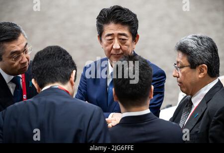 Osaka, Japan. 29.. Juni 2019. Shinzo Abe, der damalige Premierminister von Japan, spricht mit anderen Teilnehmern zu Beginn der dritten Arbeitssitzung des Gipfels von G20. Der ehemalige japanische Regierungschef Abes wurde in der offenen Straße getötet. Der 67-jährige Politiker hat den Attentat in der Stadt Nara am Freitag nicht überlebt, berichteten japanische Medien am Freitag einstimmig. Quelle: Bernd von Jutrczenka/dpa/Alamy Live News Stockfoto