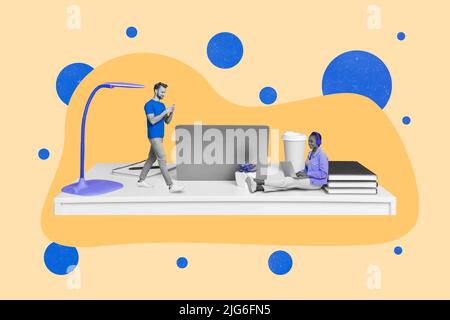 Zusammengesetzte Collage-Illustration von zwei kleinen Unternehmen, die auf einem riesigen Desktop arbeiten, isoliert auf einem kreativen Hintergrund Stockfoto
