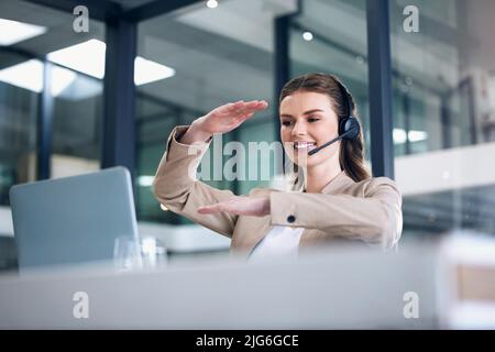 Klarheit in der Sache schaffen. Aufnahme eines jungen Callcenter-Agenten, der in einem Büro an einem Laptop arbeitet. Stockfoto