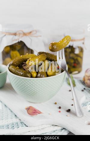 Konservierung von eingelegten Gurken, Gewürzen und Knoblauch Stockfoto