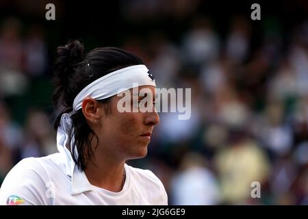 5. Juli 2022, All England Lawn Tennis Club, Wimbledon, London, Großbritannien: Tunesiens Ons Jabeur während ihres Viertelfinalsspiels gegen Marie Bouzkova aus der Tschechischen Republik heute in Wimbledon. Jabeur gewann das Spiel, um ins Halbfinale zu gelangen. Stockfoto