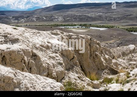 Weiße Wüste in der Republik Altai, genannt Moon. Natur Umwelt Hintergrund. Natürliche weiße Textur der Mondlandschaft aus Sandstein in den Altai-Bergen. Stockfoto