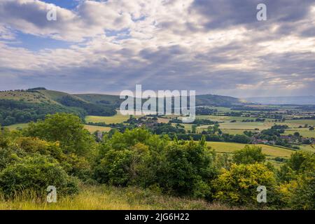 Wunderschöne Aussicht westlich über das Dorf Poynings vom Devils Dyke bis zum Chanctonbury Ring auf den Südabfahrten im Westen von Sussex im Südosten Englands Stockfoto