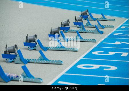 Startblöcke helfen, die Startgeschwindigkeit eines Athleten zu verbessern. Blue Track, Sprint-Foto Stockfoto