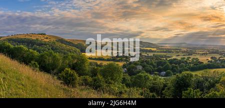 Wunderschöne Aussicht westlich über das Dorf Poynings vom Devils Dyke bis zum Chanctonbury Ring auf den Südabfahrten im Westen von Sussex im Südosten Englands Stockfoto
