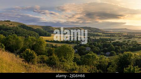 Wunderschöne Aussicht westlich über das Dorf Poynings vom Devils Dyke bis zum Chanctonbury Ring auf den Südabfahrten im Westen von Sussex im Südosten Englands Stockfoto