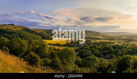 Wunderschöne Aussicht westlich über das Dorf Poynings vom Devils Dyke bis zum Chanctonbury Ring auf den Südabfahrten im Westen von Sussex im Südosten Englands Stockfoto