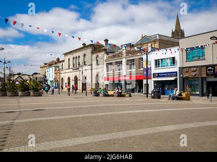 Sonnenschein über den Geschäften in Lemon Quay, Truro, Cornwall, großbritannien Stockfoto