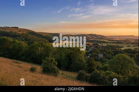 Wunderschöne Aussicht westlich über das Dorf Poynings vom Devils Dyke bis zum Chanctonbury Ring auf den Südabfahrten im Westen von Sussex im Südosten Englands Stockfoto