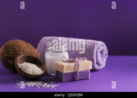 Bio Kokosöl und natürliche handgemachte Seife mit Kokosnuss Stockfoto