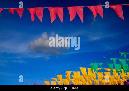 Dekorative bunte Fahnen der Festa junina in brasilien Stockfoto