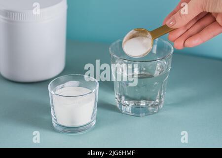 Glas mit in Wasser gelöstem Kollagen und Kollagenproteinpulver Stockfoto