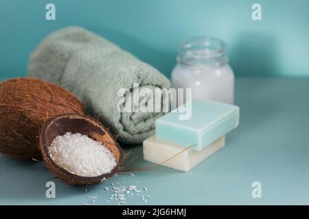 Bio Kokosöl und natürliche handgemachte Seife mit Kokosnuss Stockfoto