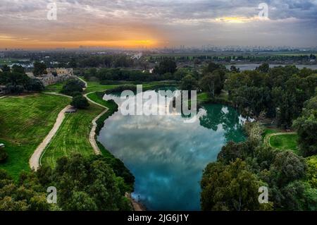 Luftaufnahme von Antipatris / Tel Afek Naturschutzgebiet, das an den starken mehrjährigen Quellen des Flusses Yarkon liegt, die im Laufe der Geschichte geschaffen hat Stockfoto