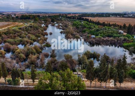 Luftaufnahme von Antipatris / Tel Afek Naturschutzgebiet, das an den starken mehrjährigen Quellen des Flusses Yarkon liegt, die im Laufe der Geschichte geschaffen hat Stockfoto