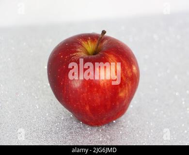 Leckerer süßer roter Apfel in einer silbernen Folie Box - Red Apple Images Stockfoto
