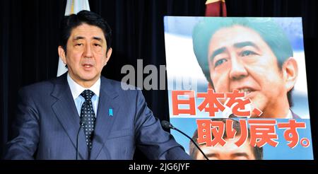 FILE PHOTO: Ehemaliger japanischer Premierminister Shinzo Abe - 16. November 2012, Tokio, Japan - Shinzo Abe, Anführer der größten oppositionellen Liberaldemokratischen Partei Japans (LDP), nimmt nach der Auflösung des Repräsentantenhauses in Tokio, Japan, am 16. November 2012 an einer Pressekonferenz im Hauptquartier der LDP Teil. Quelle: AFLO/Alamy Live News Stockfoto