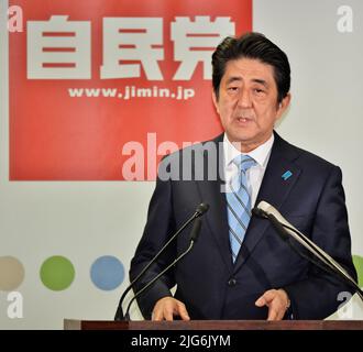 Tokio, Japan. 15. Dez 2014. FILEPRÄSENZ: Ehemaliger japanischer Premierminister Shinzo Abe - Shinzo Abe, 15. Dezember 2014, Tokio, Japan: Der japanische Premierminister und Präsident der regierenden Liberaldemokratischen Partei (LDP) Shinzo Abe nimmt an der Pressekonferenz am 15. Dezember 2014 in Tokio, Japan, Teil. Quelle: AFLO/Alamy Live News Stockfoto
