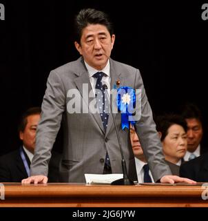 FILE PHOTO: Ex-Premierminister Shinzo Abe - Shinzo Abe, 27. April 2013, Tokio, Japan : Japans Premierminister Shinzo Abe hält am 27. April 2013 eine Rede bei der Nationalen Versammlung zur Rettung aller Entführten in der Hibiya Public Hall in Tokio, Japan. Quelle: AFLO/Alamy Live News Stockfoto