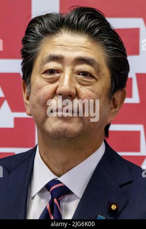 FILE PHOTO: Ehemaliger japanischer Premierminister Shinzo Abe - der japanische Premierminister Shinzo Abe nimmt an einer Pressekonferenz Teil, nachdem er am 20. September 2018 in Tokio, Japan, die Führungswahl der Liberaldemokratischen Partei (LDP) gewonnen hat. Abe schlug den ehemaligen Verteidigungsminister Shigeru Ishiba und wird für eine dritte Amtszeit von drei Jahren als Anführer der LDP bleiben. Quelle: Rodrigo Reyes Marin/AFLO/Alamy Live News Stockfoto