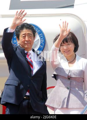 FILEBOTO: Der ehemalige japanische Premierminister Shinzo Abe - 17. April 2018, Tokio, Japan - der japanische Premierminister Shinzo Abe (L) verlässt am Sonntag, dem 29. April 2018, in Begleitung seiner Frau Akie (R), den internationalen Flughafen von Tokio in Richtung Vereinigte Arabische Emirate (VAE) in Tokio. ABE wird im Rahmen der „Golden Week“-Feiertage in Japan eine Reise in die Länder des Nahen Ostens Unternehmen. (Foto von Yoshio Tsunoda/AFLO Stockfoto