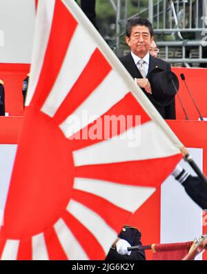 FILE PHOTO: Ehemaliger japanischer Premierminister Shinzo Abe - Japans Premierminister Shinzo Abe überprüft Mitglieder der japanischen Selbstverteidigungskräfte (SDF) während des Tages der Selbstverteidigungskräfte im Camp Asaka in Asaka, Präfektur Saitama, Japan am 14. Oktober 2018. Quelle: AFLO/Alamy Live News Stockfoto