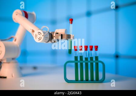 Roboter Nehmen Sie ein Reagenzglas mit einer Flüssigkeit aus dem Reagenzglasgestell in einem wissenschaftlichen Labor Stockfoto