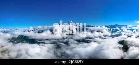 Luftaufnahme des Panoramas das Ushba-Gebirge ist einer der bemerkenswertesten Gipfel des Kaukasus-Gebirges. Es befindet sich in der Region Svaneti in Georgien. Stockfoto